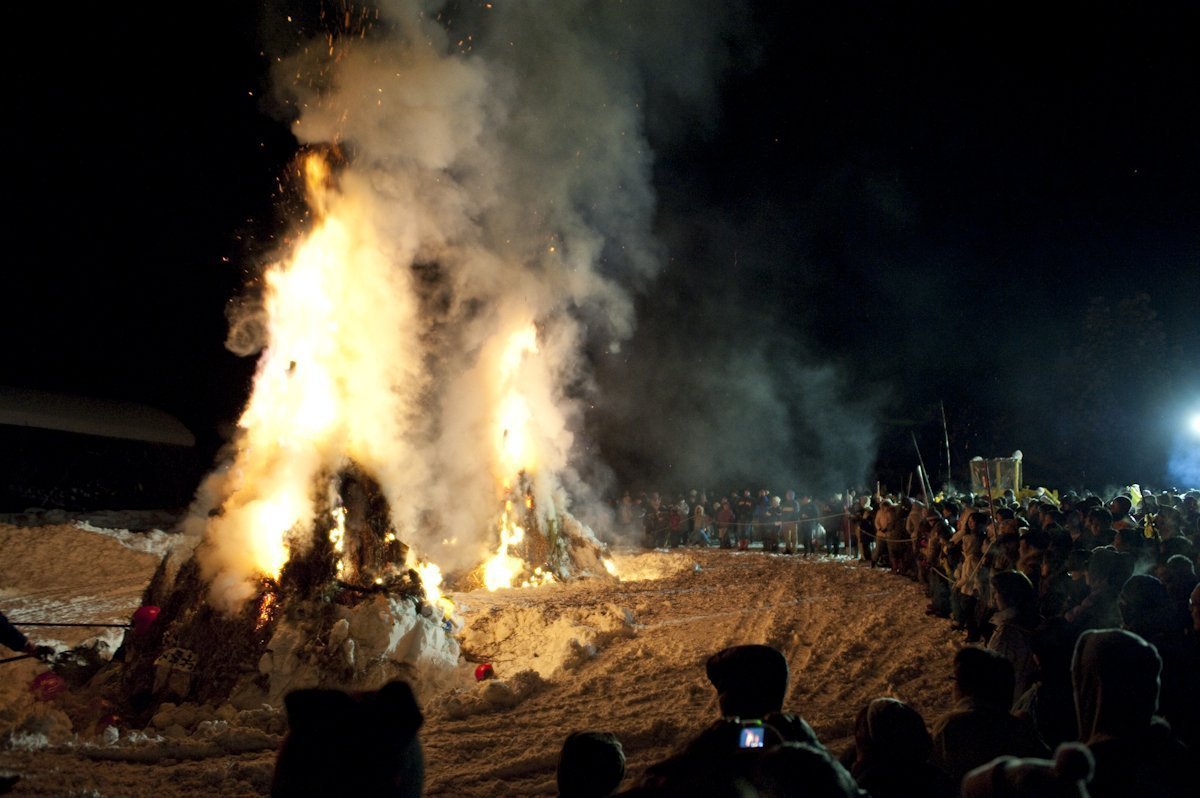 Niigata: Youths Perform Stick-Fighting at Shrine Festival near Mt. Myoko -  The Japan News